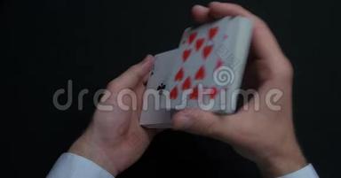 扑克游戏-洗牌。 男人`手洗牌。 快关门。 男人`手在洗牌。 商人`的手